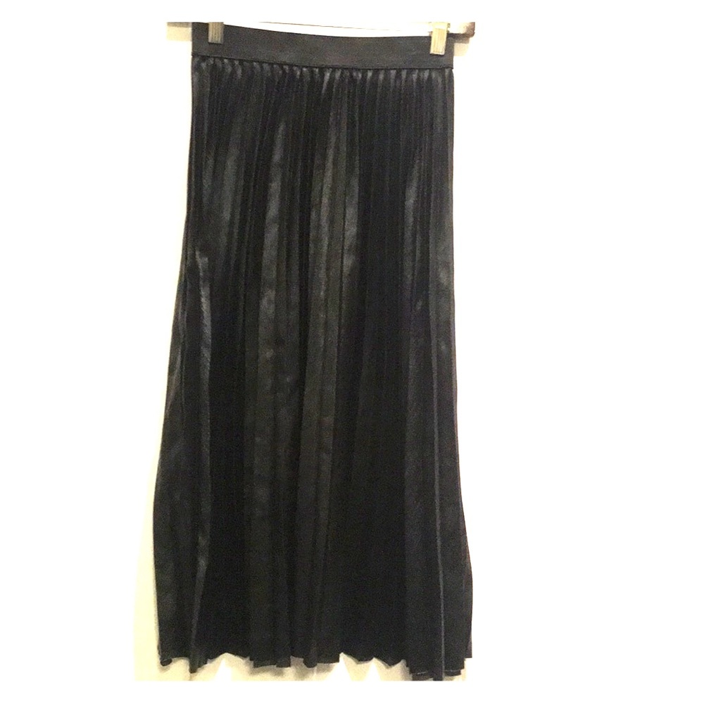 Black midi skirt